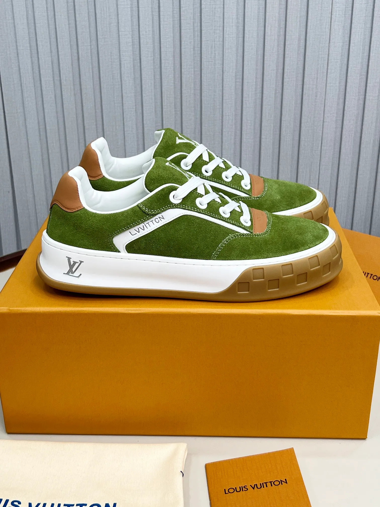 p620💰Men's shoes ❤️❤️❤️Top version LV-Louis Vuitton-Classic catwalk new style Air glue process·Original 1:1 development and reproduction! ! The upper foot is very comfortable. It is made of luxurious materials and fine workmanship. The midsole is printed with English letters "Made in Europe". The upper is made of calfskin imported from Italy. The side is decorated with the brand's LOGO and signature. The latest latex foot pads and mesh lining make the foot feel super comfortable. The original two-color TPU combination outsole is specially provided by the original factory. Bag technology Goodyear stitched edges Fabric: Exclusive custom first-layer cowhide Accessories: Exclusive private model Vuitton logo, lining: Customized silk mesh lining - first-layer silk cowhide lining Outsole: TPU combination outsole wear-resistant, non-slip and anti-yellowing Foot pads: new latex pads-mesh sweat-absorbent Counter technology: fully computerized sewing machine wire drawing Toe box back cover Hot and cold shaping Full set of pull-top last with medium and low logo pattern Code number 39-45